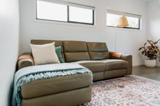 Bright & Modern Booragul Home for Families -  - 6