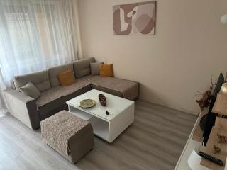 Ira's Square Apartment with Free Parking - Skopje - 3