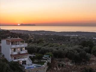 Luxurious Villa Kirianna - Private Pool, Jacuzzi, Sauna, & Gym - 13km to Rethymno center - 5