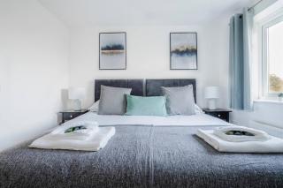 3BR Wootton Home, Long Stays Welcome, Parking - 0