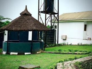 Serene 3BR Retreat with Lush private Garden, mini gym and spa access - Abeokuta - 3