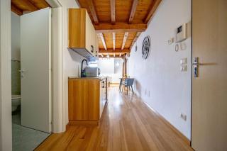 Elegant Main Street Apartment - Košice - 7