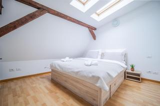 Elegant Main Street Apartment - Košice - 8