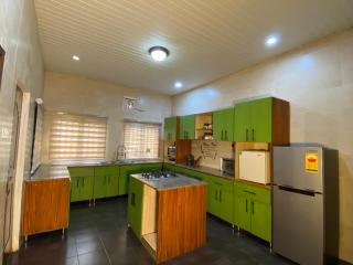 Serene 3BR Retreat with Lush private Garden, mini gym and spa access - Abeokuta - 4