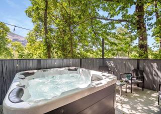 SL14 - The Watchtower with Hot Tub - Bethesda - 0