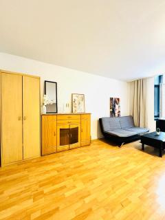 Stylish 1BR Apt, Near Metro & Shops - 3