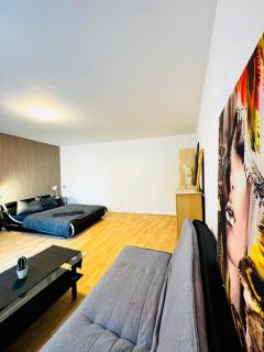 Stylish 1BR Apt, Near Metro & Shops - 0