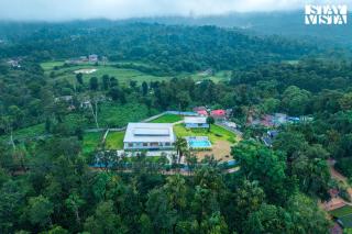 Serenova Modern Villa Perfect for Family Getaways with Pool, Bar,Lawn - 9