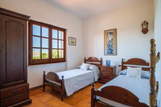 5' from the Sea, Villa with Large Garden and BBQ - 8