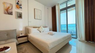 Modern & Calm Studio Stay Big TV Sofa Kitchen - Abu Dhabi - 9