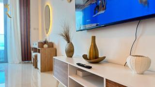 Modern & Calm Studio Stay Big TV Sofa Kitchen - Abu Dhabi - 8