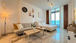 Modern & Calm Studio Stay Big TV Sofa Kitchen - Abu Dhabi - 1