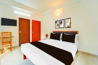 Collection O Kalamassery Near Medical College - Kakkanad - 4