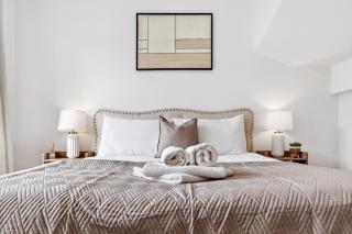 4 Bed Luxury Townhouse All Ensuite suitable for Long Stay & Corporate - 2