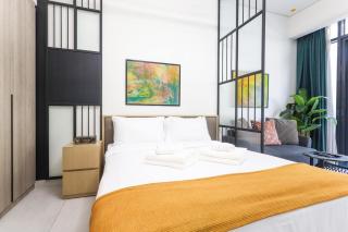 Elite LUX Holiday Homes - Relax Unwind in Stylish JVC Studio Dubai - 6
