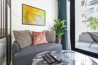 Elite LUX Holiday Homes - Relax Unwind in Stylish JVC Studio Dubai - 3