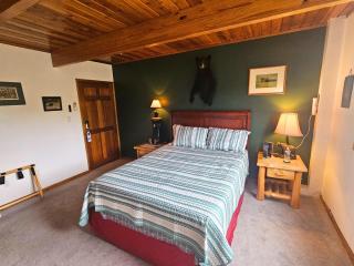 Bear Mountain Lodge. 560 Acre Wooded Estate. - 9