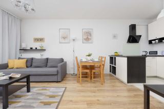 Modern Apartment with Parking next to the Airport in Warsaw by Noclegi Renters - 1