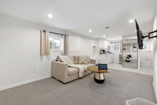 Cozy 2BR Family Suite with King Beds and Parking for 8 Guests - Vancouver - 5