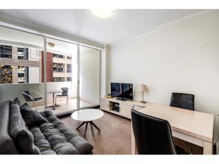 Charming 2-bedroom apartment with WiFi, AC in enjoyable Rīga - 0