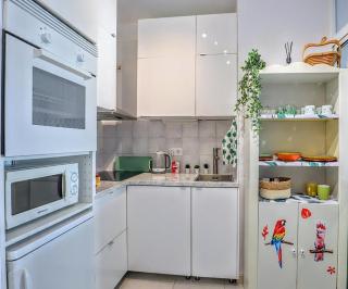 Tropical Holiday Apartment - Parking, WiFi, AC - 4