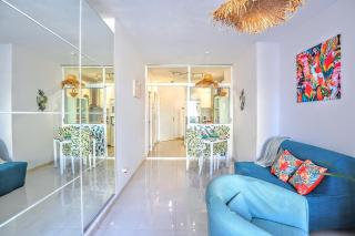 Tropical Holiday Apartment - Parking, WiFi, AC - 5