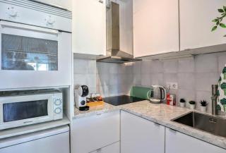 Tropical Holiday Apartment - Parking, WiFi, AC - 3