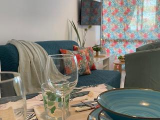 Tropical Holiday Apartment - Parking, WiFi, AC - 8