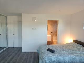Spacious and Modern Family Room with Attached Bathroom - R97 - Guildford - 9