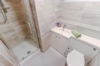 Tiger House Stevenage 5 Bed 4 Bath Group Bookings - Stevenage - 1