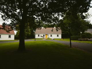Longford Holiday Yellow Star Self-Catering Cottage - - 1