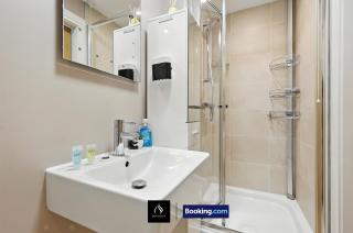 High-Rise 2 Bedroom Apartment By Boyeilles Apartments Short Lets & Serviced Accommodation Belfast With Free Parking & WiFi - 3