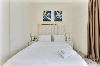 2 Bedroom Holiday Home Apartment with Pool View Brand New - 8