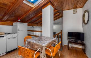 4 Bedroom Awesome Apartment In Sveti Juraj - 8