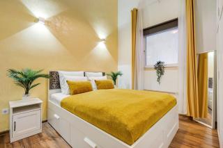 Comfy - Large Home in the Center - 9