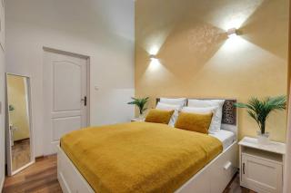 Comfy - Large Home in the Center - 5
