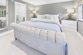 3 beds Luxury Family Home with Self-Check in & Direct Train to London - West Byfleet - 4