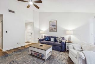 Chic 2 BDR for 6 with Shared Pool Near Harbortown - 2