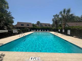 Condo for 6 with Resort Amenities & Walk to Beach - Île de Hilton-Head - 0