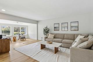 Chic Stay for 6 Near Beach Shops & Golf Course - 4