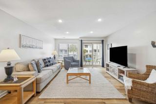 Charming Condo Overlooking Pool Minutes to Beach - 0