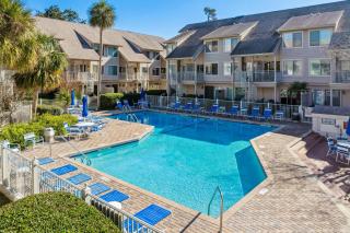 Charming Condo Overlooking Pool Minutes to Beach - Hilton Head Island - 9