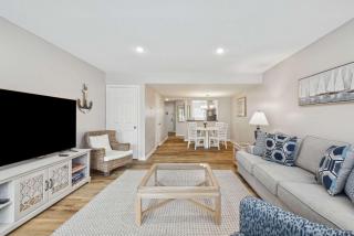 Charming Condo Overlooking Pool Minutes to Beach - Hilton Head Island - 2