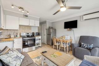 Beachfront Condo with Communal Pool & Ocean Views - 8