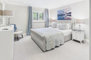 3 beds Luxury Family Home with Self-Check in & Direct Train to London - West Byfleet - 1