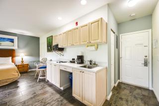 Resort Studio Rental with Community Pool in Naples! - Naples - 4