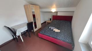 Roman Arch- low budget doublebed room in top center - 8