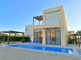 Breezy Lagoonfront Escape 3BR with Private Pool I Tawila El Gouna - 0