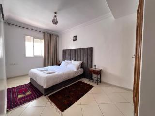 Family Stay Near Beach - Shops - Free Parking - 2