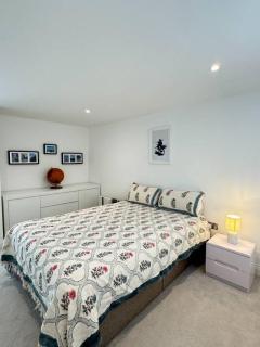 Woodpecker 4 Bed House in London - 3